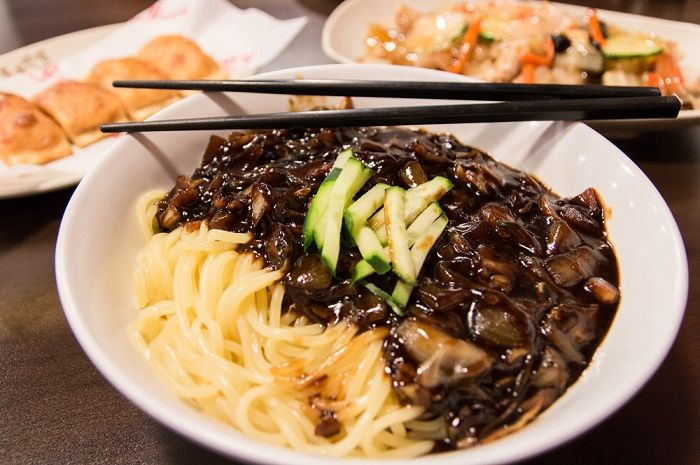 JAJANGMYEON NIKMATNYA MIE HITAM SAUS KACANG HITAM KOREA